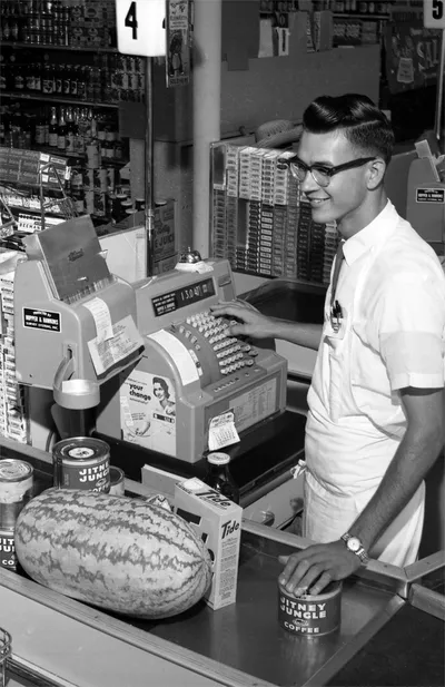 Retro checkout system in the ‘60s (Jitney Jungle, Tallahassee)
Image: https://www.floridamemory.com/items/show/266843 / Public Domain